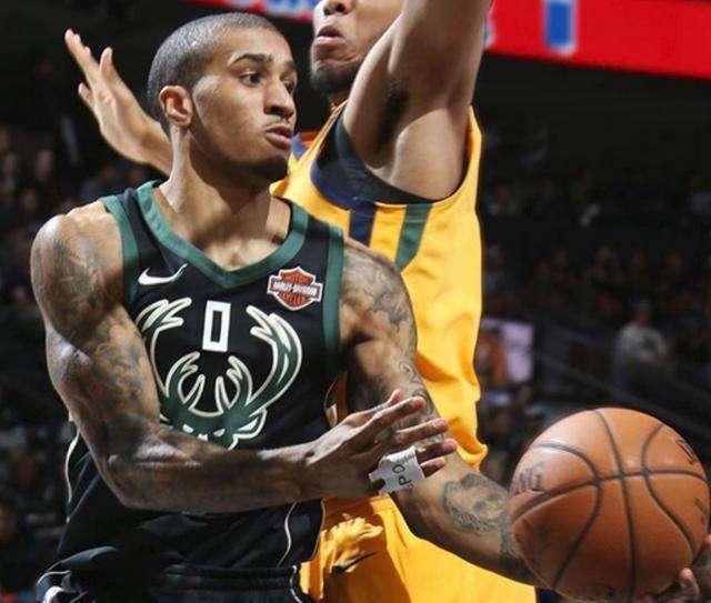 棒球场上的博弈论投手在面对强力打者时投出变速球的诱敌策略